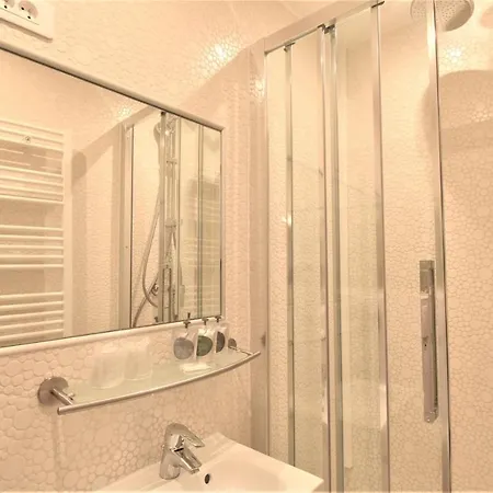 Bonne Nouvelle Hotel 3*